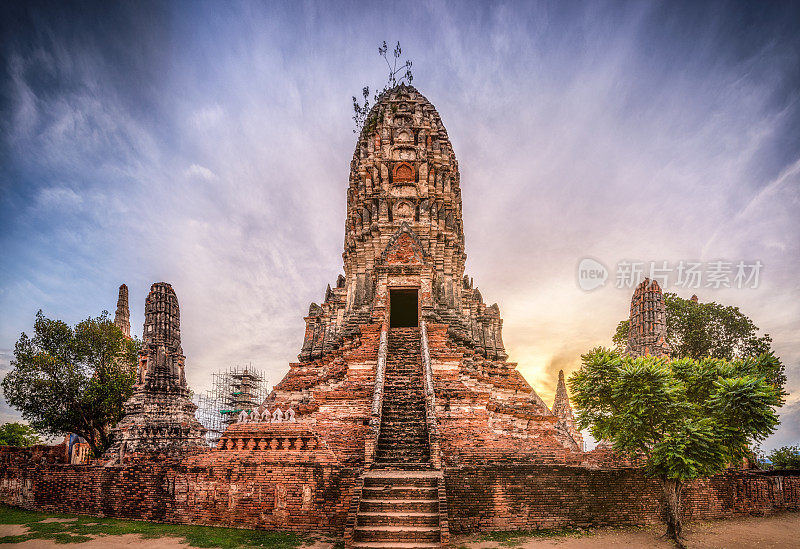 古老的古塔日落在Wat Chai Wattanaram，佛教寺庙，大城府，泰国